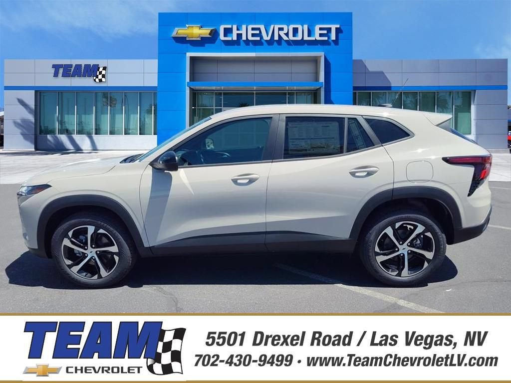 2026 Chevrolet Trax 1RS in White Sands — front three-quarter view