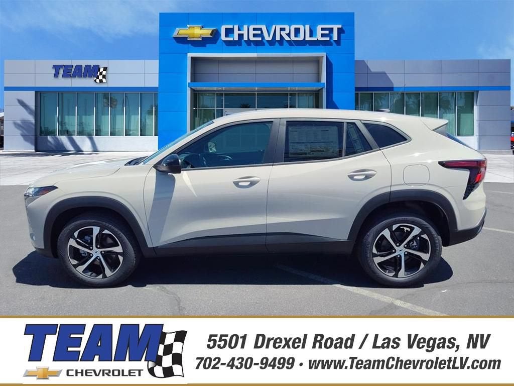 2026 Chevrolet Trax 1RS in White Sands — front three-quarter view